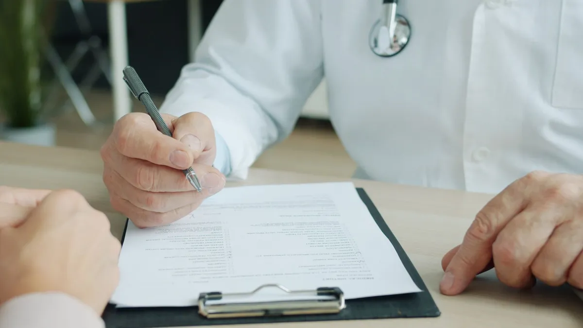 Façade d'un accueil de la CPAM à Marseille avec des assurés patientant devant le guichet